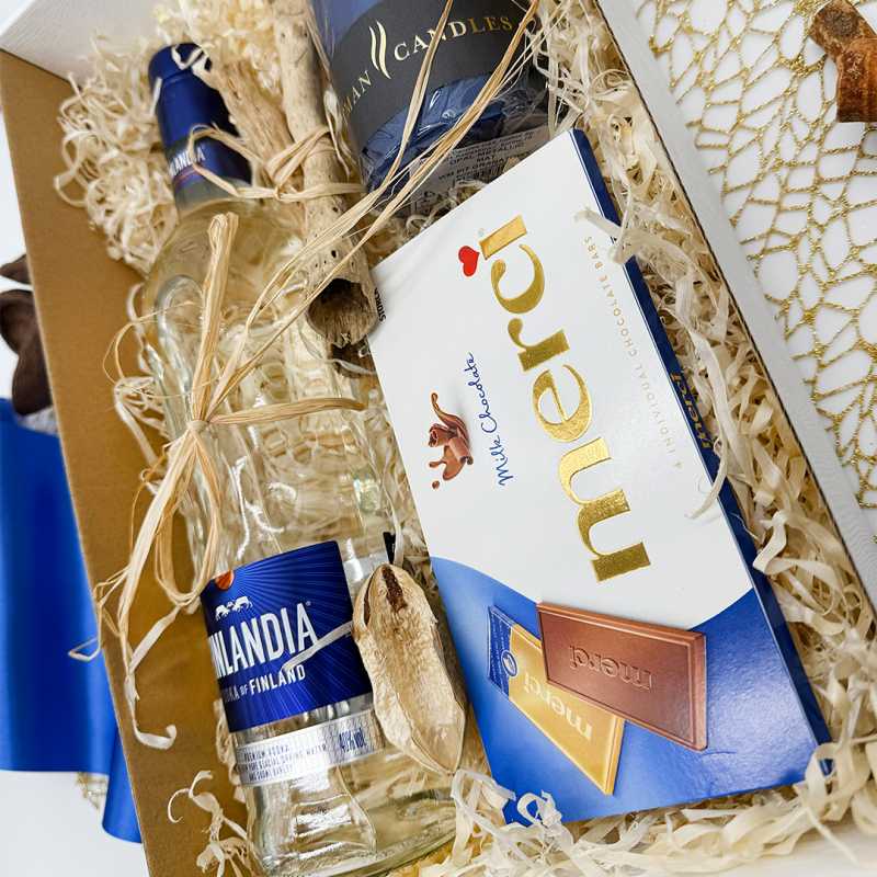 Elegancki granatowo-złoty zestaw prezentowy z alkoholem i świecą