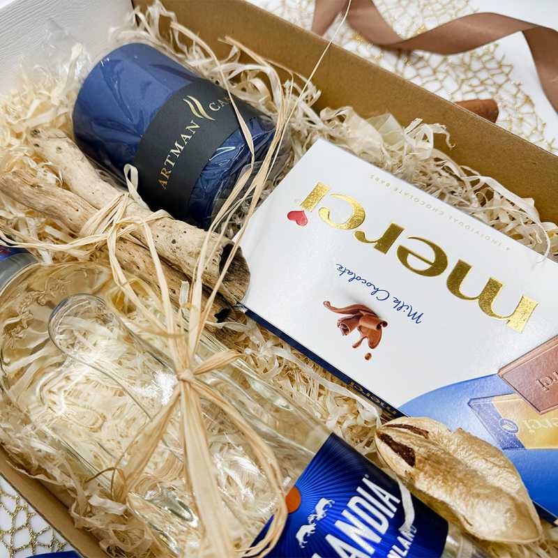 Butelka Finlandia, świeca i Merci w dekoracyjnym pudełku prezentowym