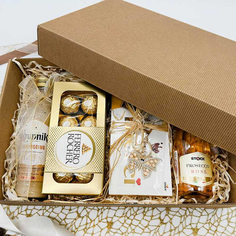 Złoto-biały świąteczny zestaw z alkoholem i słodyczami