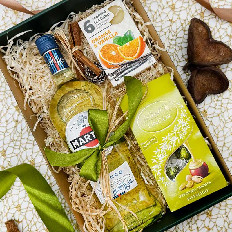 Luksusowy zielono-złoty gift box z alkoholem i świecami