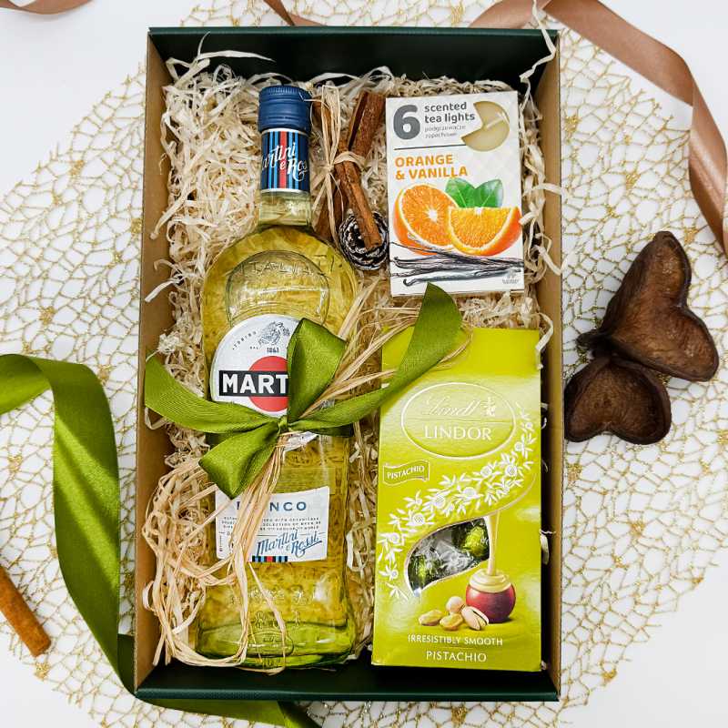 Zestaw prezentowy z Martini i pistacjowymi pralinami w zielonej kompozycji
